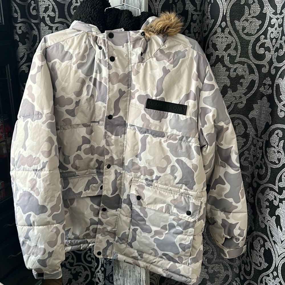 Members Only XXL white camouflage jacket with faux fur hood, very good condition